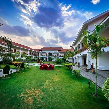 Hotel Earth Light Sauraha Chitwan Eksteriør bilde