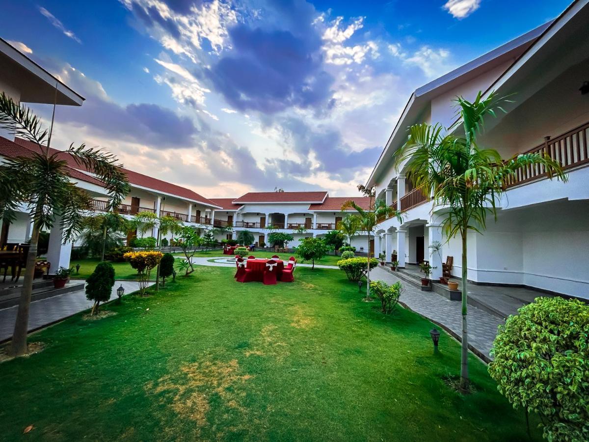 Hotel Earth Light Sauraha Chitwan Eksteriør bilde