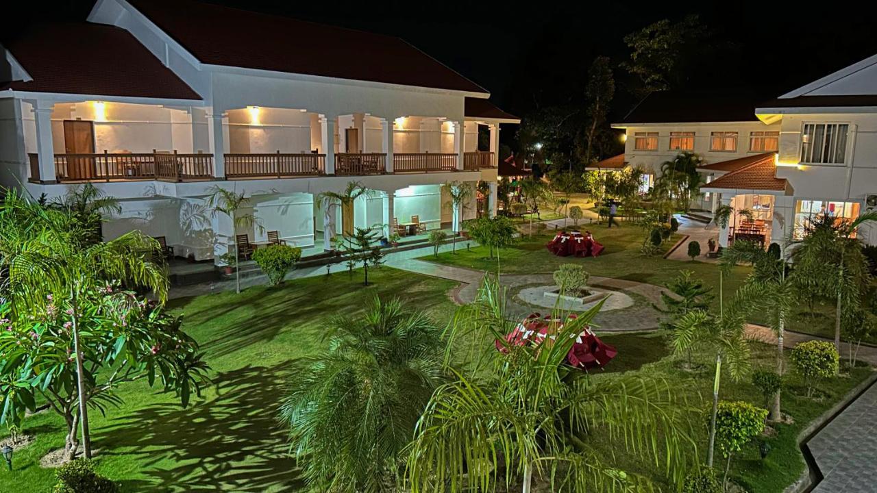 Hotel Earth Light Sauraha Chitwan Eksteriør bilde