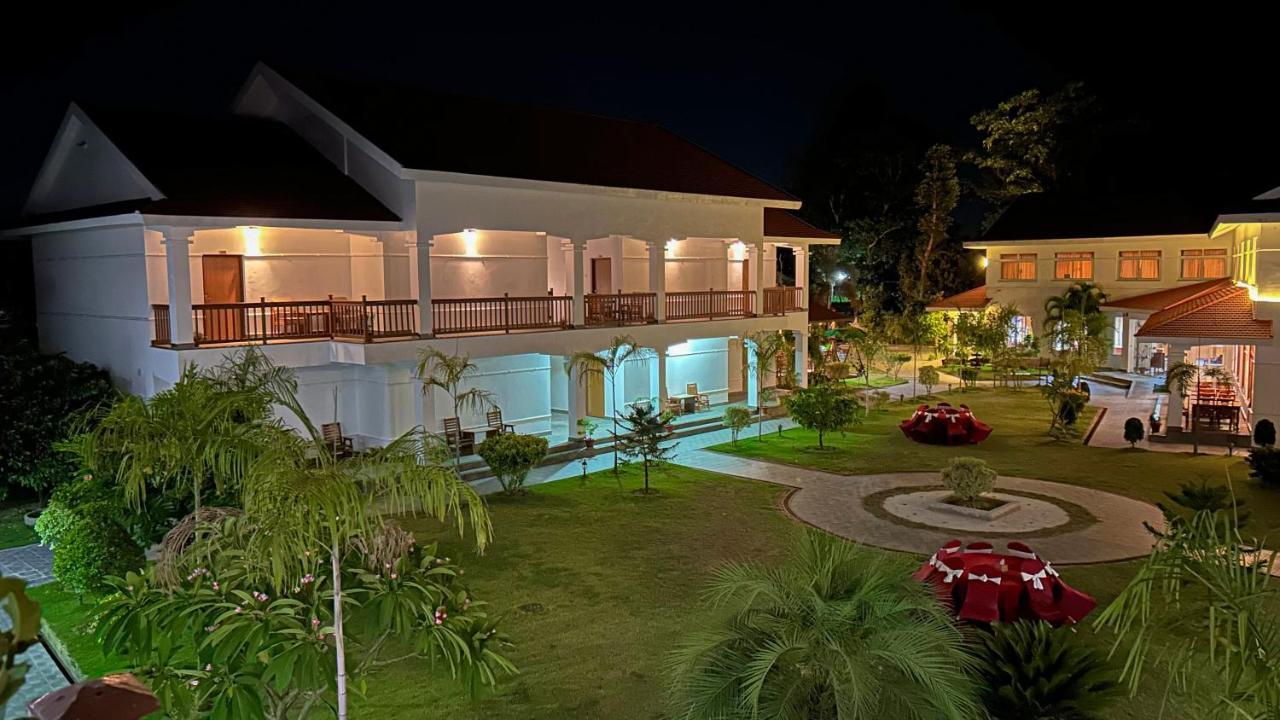 Hotel Earth Light Sauraha Chitwan Eksteriør bilde