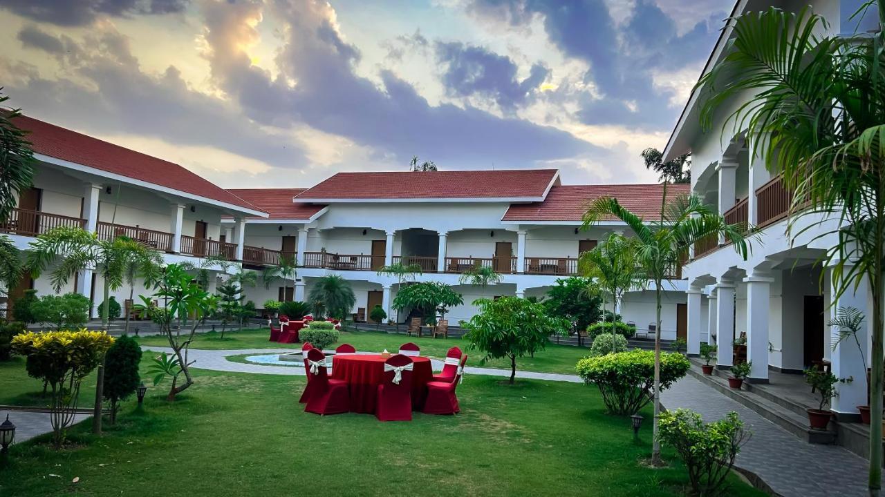 Hotel Earth Light Sauraha Chitwan Eksteriør bilde