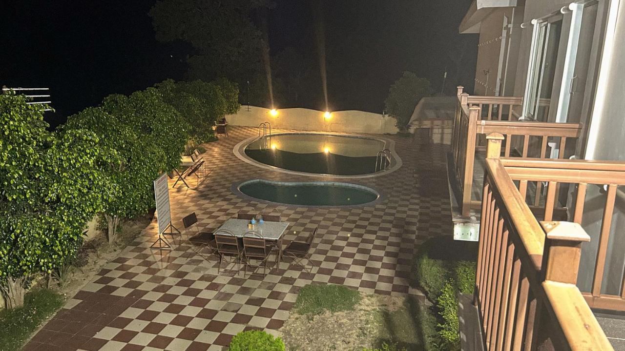 Hotel Earth Light Sauraha Chitwan Eksteriør bilde