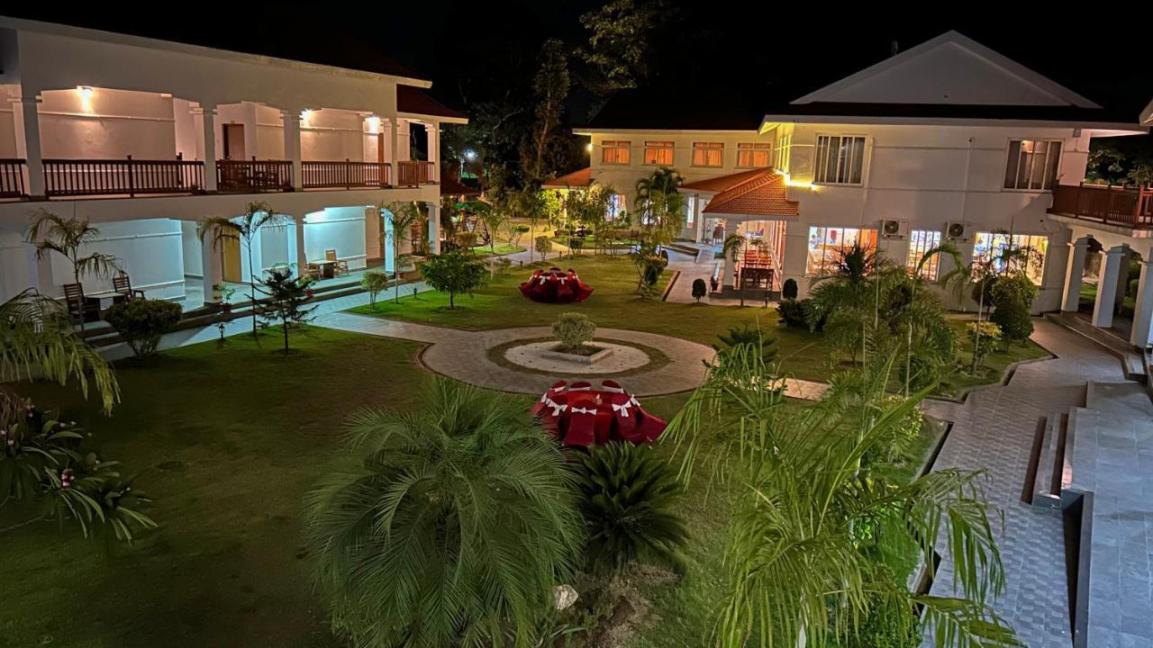 Hotel Earth Light Sauraha Chitwan Eksteriør bilde