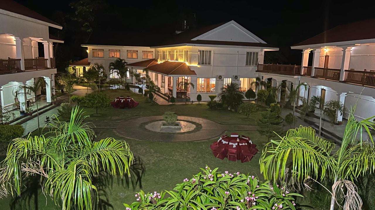 Hotel Earth Light Sauraha Chitwan Eksteriør bilde